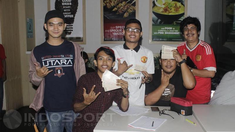 Tommy Bernadus dan para pengurus Komunitas United Jakatara berpose bersama saat nobar di Family Mart, Kelapa Gading. - INDOSPORT